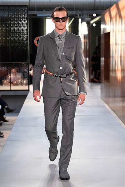 مجموعة Ricardo Tisci الأولى لدار Burberry... تصاميم راقية بلمسة جريئة